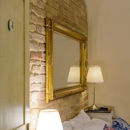 Donna Nobile San Gimignano